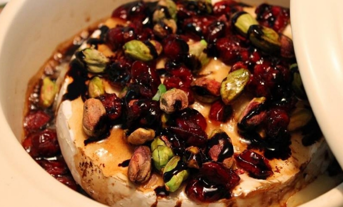 Recette:Brie fondant aux canneberges, pistaches, noix de pin et sirop d'�rable.