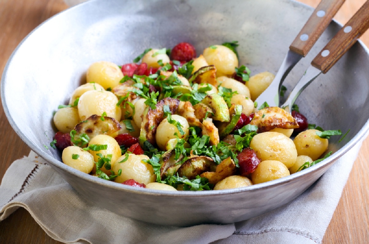 Recette: Salade de pommes de terre grelot, avocats, pesto et basilic.