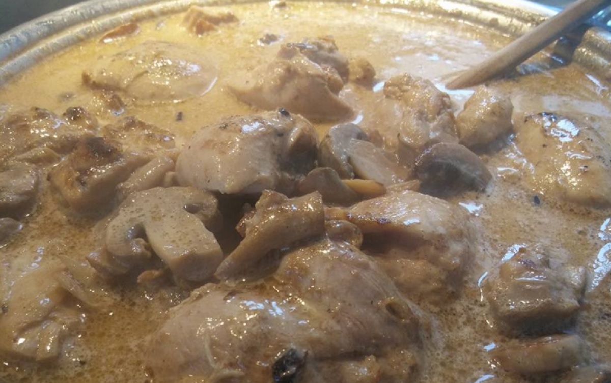 Recette: Poulet sauce  la crme, champignons et  vin blanc.