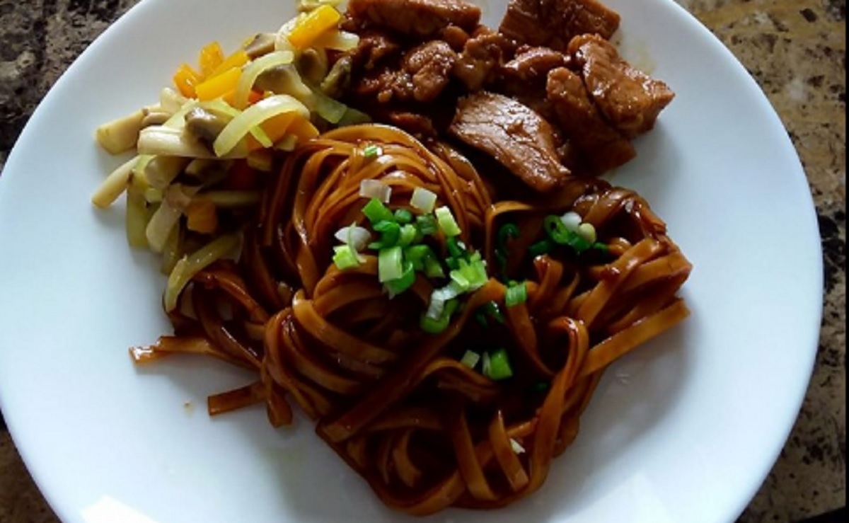 Recette: Nouilles asiatiques, lani�res de porc sauce miel et ail.