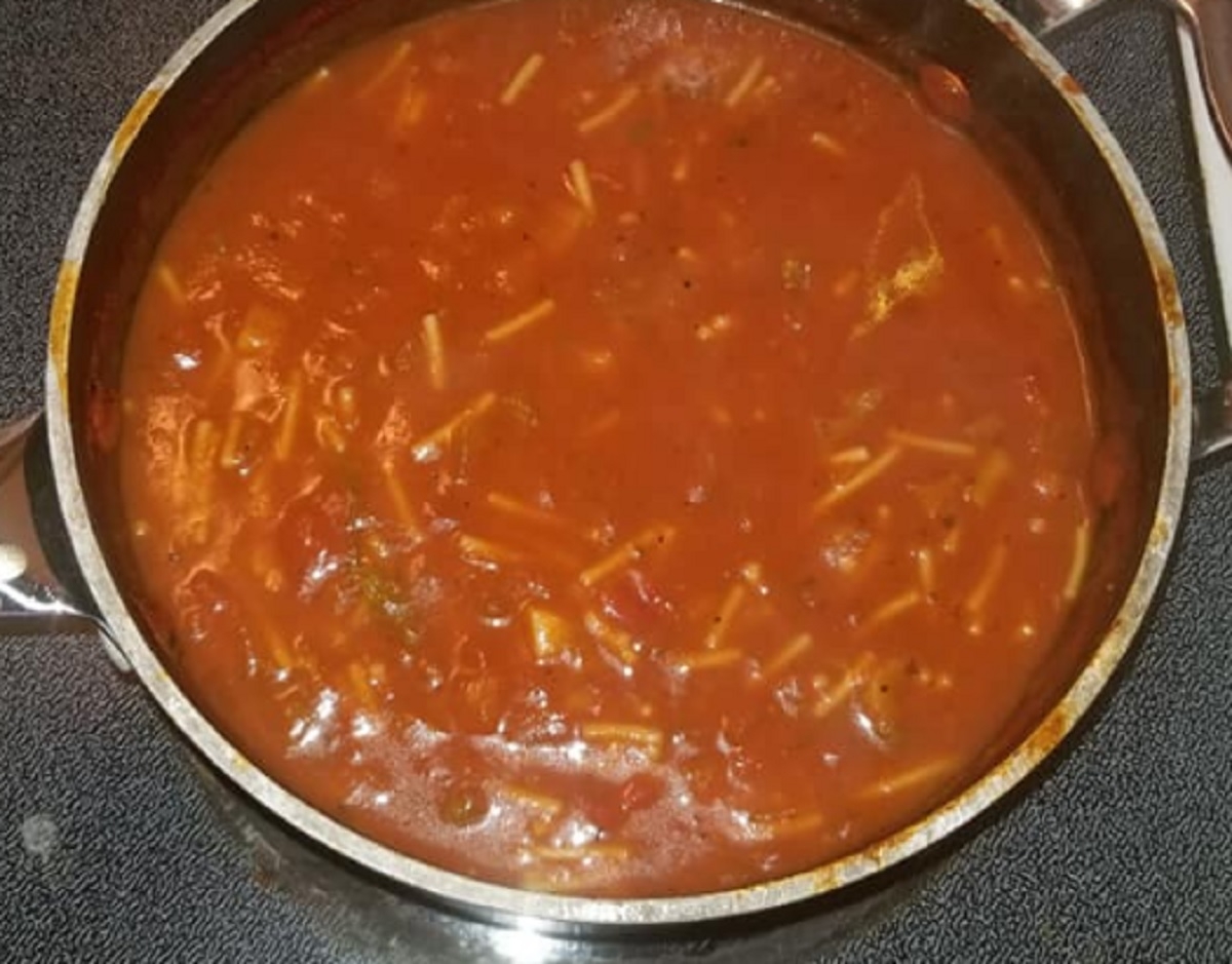 Recette: Soupe aux nouilles et aux tomates.